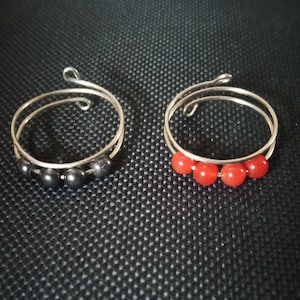 Verstellbarer Anti-Stress-Ring. Ring aus 925er Silber und Hämatit- oder Karneolkugeln