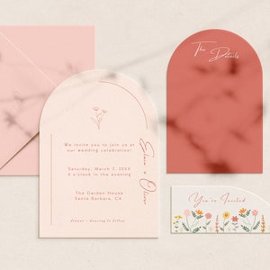 Puede incluir: Un conjunto de invitaciones de boda con un sobre melocotón, una invitación melocotón y blanca con una ilustración floral y el texto "We invite you to join us at our wedding celebration! Saturday, March 7, 20XX A o'clock in the evening The Garden House Santa Barbara, CA Elain + Oliver", una tarjeta melocotón con el texto "The Details", y una tarjeta blanca con un borde floral y el texto "You're Invited".