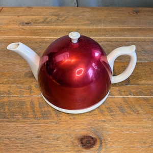 Teiera vintage termica - Copriteiera a cupola metallica rossa e teiera in ceramica bianca - Utensili da cucina di metà secolo - Tavolo da colazione eclettico