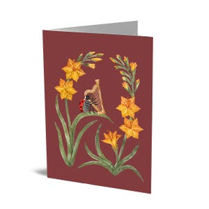 K&ouml;nnte beinhalten: Ein rot-schwarzer Marienk&auml;fer sitzt auf einer Harfe, umgeben von gelben Blumen auf einem kastanienbraunen Hintergrund.