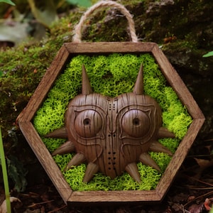 The Legend of Zelda: Majora's Mask | Malowane ręcznie z wykończeniem w kolorze drewna | Oprawione w sześciokątną drewnianą ramę Shadow Box o wymiarach 6" x 5" | Gamer Decor