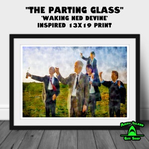 Puede incluir: Una impresión enmarcada de una pintura de acuarela que representa a cinco personas con traje de pie en un campo. La pintura está inspirada en la película "Waking Ned Devine" y se titula "The Parting Glass".