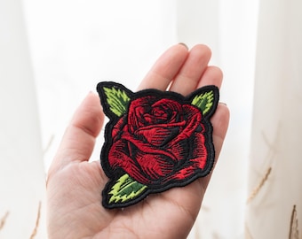 Patch de rosa bordado vintage: aplique costurado