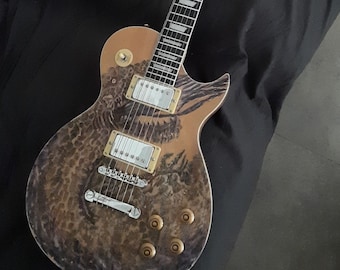 Guitarra o bajo eléctrico con grabado y tintado personalizados. Contáctanos con tus ideas de diseño y a partir de ahí, ¡manos a la obra!