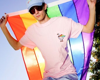 T-shirt à poche arc-en-ciel Goose Pride | Chemise fierté LGBTQ+ | Broderie Fierté | Brodé | -shirt esthétique | Oie de la fierté