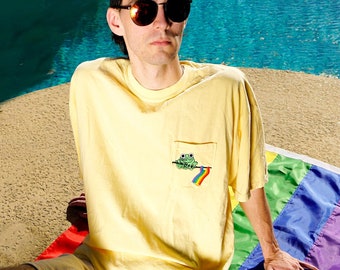 Frog Pride Regenbogen Taschen-T-Shirt | LGBTQ+ Pride Shirt | Stolze Stickerei | Gestickt | Ästhetisches T-Shirt | Froschstolz