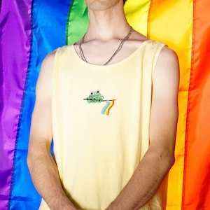 Tanktop van de regenboog van de trots van de kikker | LGBTQ+ trots | Pride-tank | Geborduurde tanktop | Trots borduurwerk | Geborduurd | Esthetische tanktop