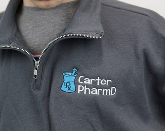 Personalisiertes Apotheker Viertel-Zip-Sweatshirt | Besticktes Sweatshirt | Apotheken-Tech-Sweatshirt | Apotheker Geschenk | 1/4 Zip Sweatshirt