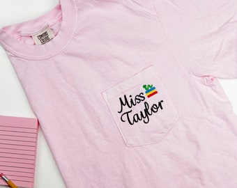 Lehrer Name Individuell gestickte Tasche T-Shirt | Lehrer Tee | Hemd | Gestickte Lehrerin | Stickerei | bestickt | Ästhetisches T-Shirt