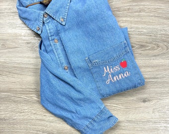 Personalisiertes Lehrer Taschen-Denim-Hemd | Personalisiertes Hemd | Jeanshemd | Lehrer Geschenk | Lehrer Shirt mit Name | Lehrer Button Shirt