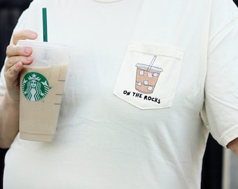 On The Rocks Iced Coffee Taschen-T-Shirt | Lustiges T-Shirt | Hemd | Besticktes Shirt | Stickerei | bestickt | Ästhetisches T-Shirt