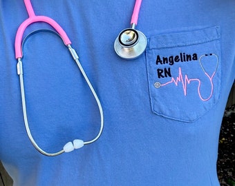 Personalisiertes Krankenschwester-Hemd mit Namen | Gesticktes Taschen-T-Shirt | Pflegerin | Hemd | Nurse Grad Geschenk Stickerei | bestickt | Ästhetisches T-Shirt