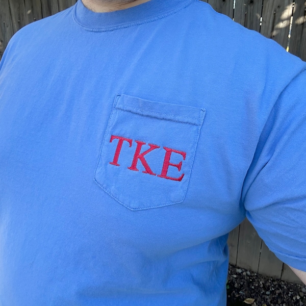 T-shirt personnalisé Fraternité sororité avec poche | T-shirt brodé avec poche | vie grecque | Chemise grecque | Broderie grecque | T-shirt esthétique