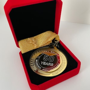 Médaille gravée en or brillant du 50e anniversaire de mariage dans un écrin de luxe, à personnaliser avec votre texte, cadeau d'anniversaire en or