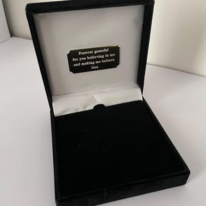 Peut inclure: Une boîte en velours noir avec une plaque argentée à l'intérieur. La plaque porte l'inscription "Forever grateful for you believing in me and making me believe Jess".