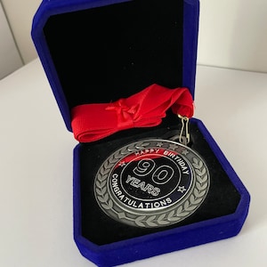 90. GEBURTSTAG Gravierte Medaille in einem Luxus-Präsentationsetui, Gold oder Silber, personalisiert mit Ihrem eigenen Text, 90 Jahre Geburtstagsgeschenk