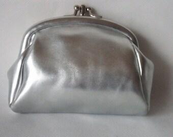 Zauberhafte  Silberfarbene Geldbörse Portemonaie Clutch mit doppel fächern. 13,5cm x 10,2cm. Sehr guter Zustand!Silver vintage purse clutch