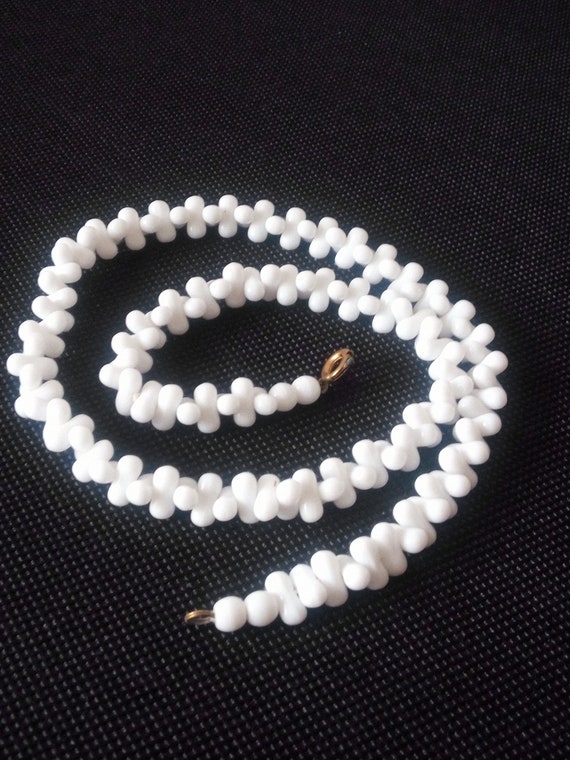 Beautiful vintage 1960s necklace, white, oval-sha… - image 1