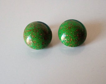 Tolle vintage 1960er Ohrclipse in cabochon form, grün mit goldenen dots, Versilbert, Klein. DM - 15mm. Cute green &gold clip-on earrings.