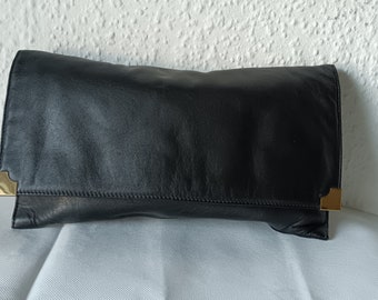 Elegante Vintage weich Leder Tasche Clutch Abend Cocktail Tasche schwarzfarben mit goldenem Element. Um 1960er! Sehr Gut!