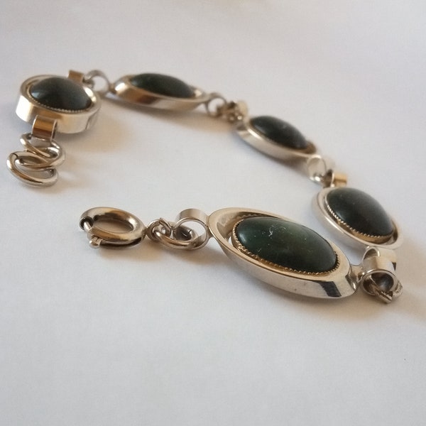 Beautiful 1960s silver-plated jade semi-precious stone bracelets oval shape, green cabochon statement. 19 cm long! Very good condition!