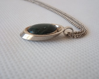 Very nice necklace pendant with oval jade semi-precious stone statement, silver plated cable chain. 44 cm long! Silvertone necklace Jade pendant