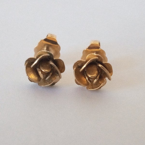 Tolle AVON Stud Ohrstecker Ohrringe, Florales design, vergoldet, Klein. Vintage 1970er. Pretty tiny goldtone floral push-back earrings