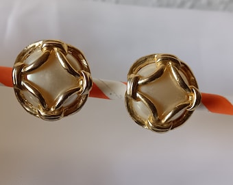 Extravagant vintage clip-on earrings with faux pearls in barricaded gold-plated metal. Around 1970s! 20mm diameter! Very good condition! 70s clip on!