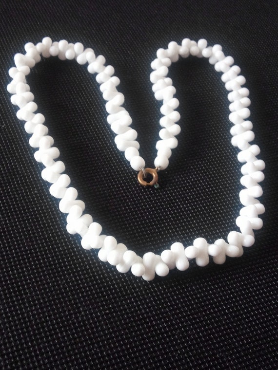 Beautiful vintage 1960s necklace, white, oval-sha… - image 2