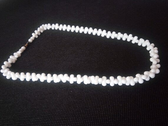 Beautiful vintage 1960s necklace, white, oval-sha… - image 3