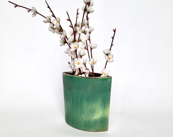 Vase de fleurs/ Vase tulipes en céramique/ Décoration en céramique pour l'intérieur/ Vase en argile fait main/ Vase de style moderne