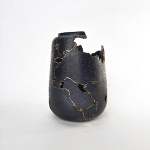 Ręcznie robiony czarny wazon ceramiczny / Wazon jako dekoracja wnętrza / Wazon ceramiczny w stylu Naked Raku / Prezent urodzinowy.