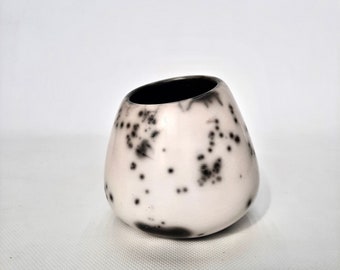 Vase nu en céramique raku fait main / petit vase blanc pour la décoration de la maison / vase à fleurs séchées / vase moderne / cadeau d'anniversaire / cadeau de pendaison de crémaillère