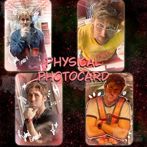 Puede incluir: Cuatro fototarjetas físicas con imágenes de una persona en varias poses. Las tarjetas tienen un borde rosa y blanco con el texto "PHYSICAL PHOTOCARD". Cada tarjeta tiene una firma y garabatos.