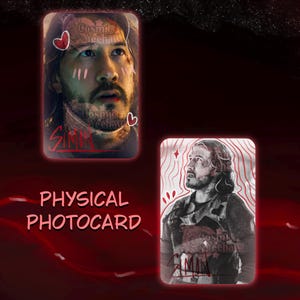 Puede incluir: Dos fototarjetas físicas rectangulares con un retrato de un hombre. Una tarjeta tiene un primer plano con corazones, la otra muestra una vista lateral. Ambas tarjetas tienen el texto "Cosmic Yeehaw" y "SIMON". Las palabras "PHYSICAL PHOTOCARD" también son visibles.