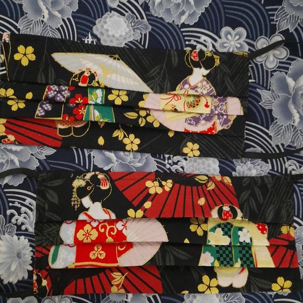 Masque facial en tissu japonais motif maiko Geisha sur fond noir. Triple couche. Coton et tissu non tissé.