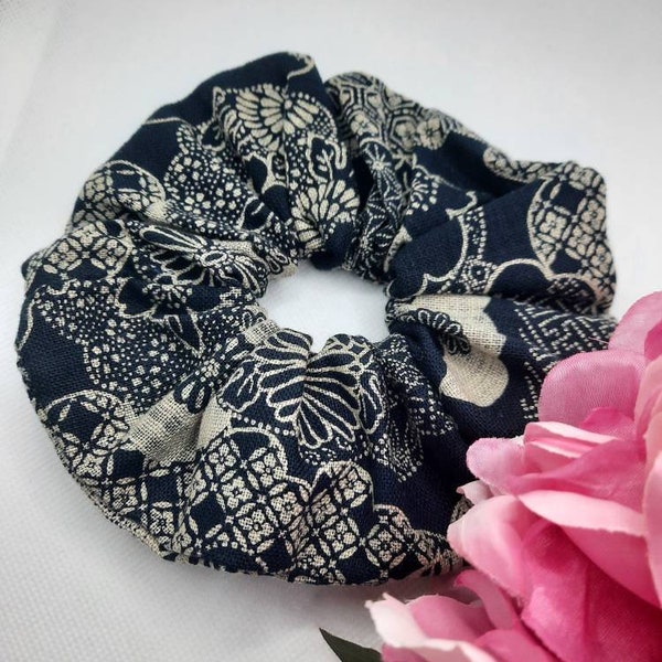 Scrunchy/chouchou cheveux tissu japonais nuage noir. Accessoire élastique cheveux,durable, réutilisable. Fabrication française.