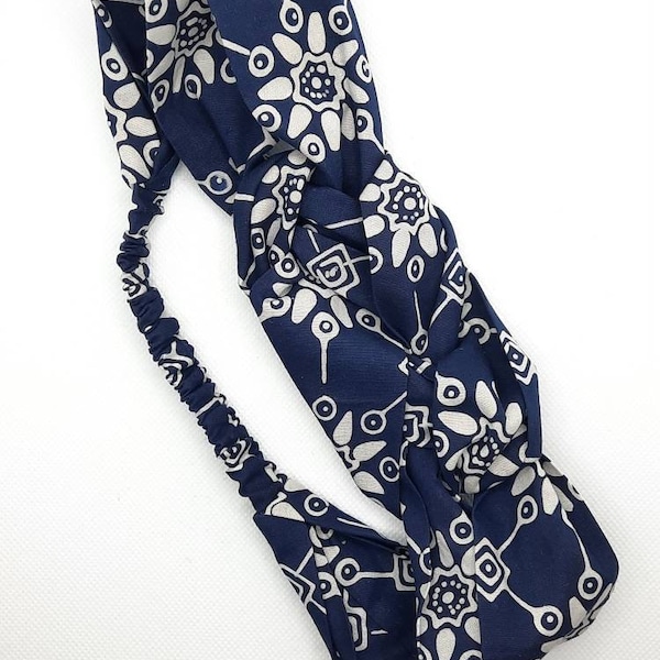 Serre-tête croisé, headband en tissu batik indonésien motif étoilé sur fond bleu. Accessoire cheveux élastique, durable, réutilisable.