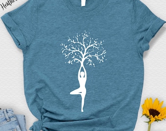 ヨガツリーポーズTシャツ：スピリチュアル瞑想ギフト