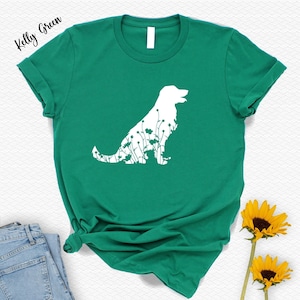Maglietta con Golden Retriever e stampa floreale: un regalo perfetto per gli amanti della natura e dei cani.