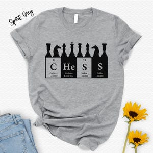Schachset Periodensystem Shirt, Denkt Shirt, Schach-Turnier, Jubiläumsgeschenk, Schach Spieler Shirt, Schach Geschenk, Gambit Shirt, Geschenk für Freund