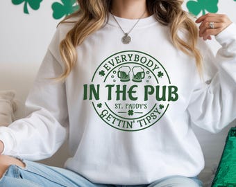 St Paddy’s Beer Lover Green Sweatshirt: Everybody In The Pub Getting Tipsy Irish Crewneck