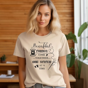 Camiseta &quot;Las cosas bellas se unen puntada a puntada&quot;, camiseta de sastre, camiseta divertida de costura, regalo de costurera, camiseta de costura, camisas de costura