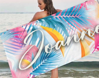 Toalha de praia personalizada com nome: design tropical colorido para o verão.