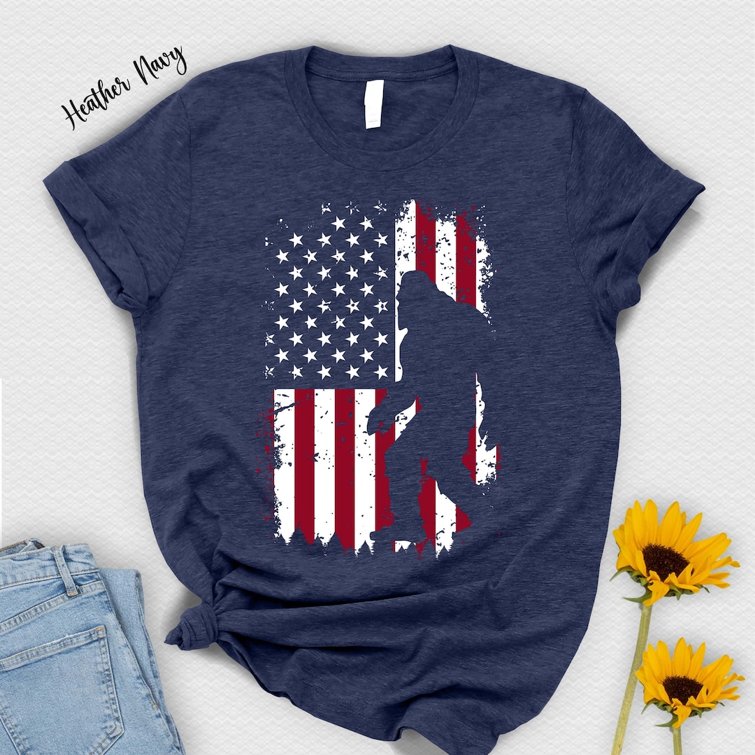 独立記念日ビッグフットTシャツ：アメリカ国旗サスカッチTシャツ