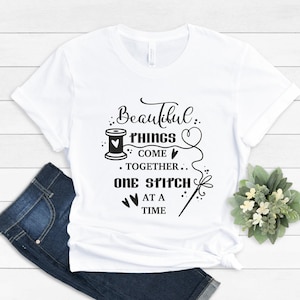 Camiseta &quot;Las cosas bellas se unen puntada a puntada&quot;, camiseta de sastre, camiseta divertida de costura, regalo de costurera, camiseta de costura, camisas de costura