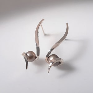 Curl Earrings with Grey Pearl image 1