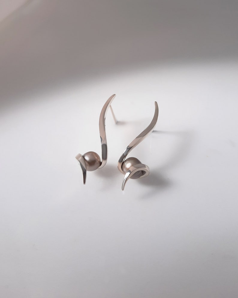 Curl Earrings with Grey Pearl image 1