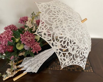 Cadeau de parasol nuptiale de parapluie de décoration de mariage de broderie de dentelle victorienne de coton fait main d'AMT, beige