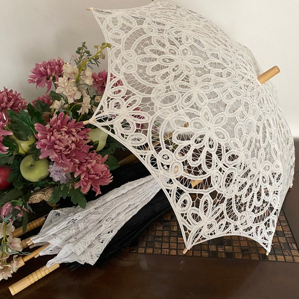 Cadeau de parasol nuptiale de parapluie de décoration de mariage de broderie de dentelle victorienne de coton fait main d'AMT, beige